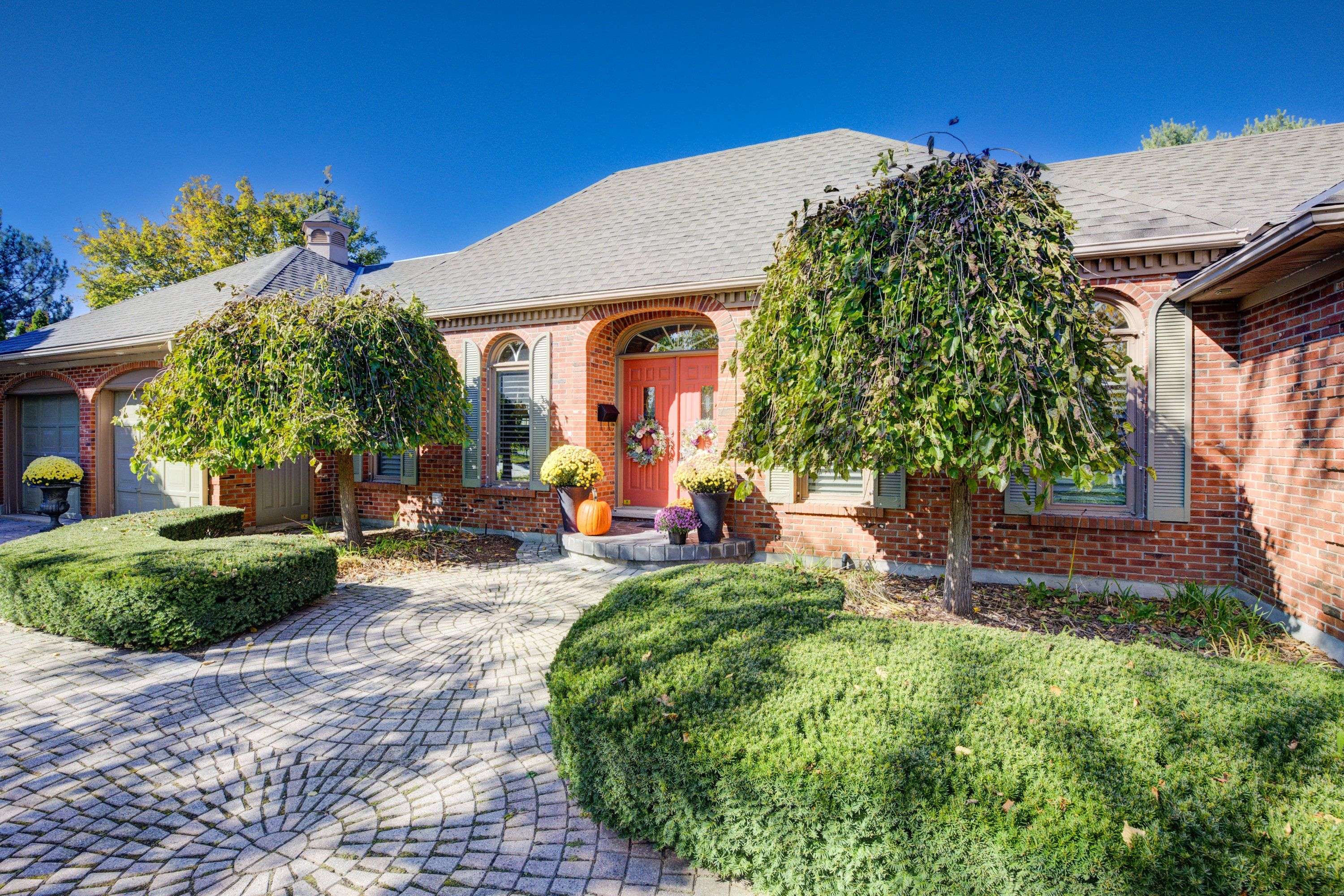 Waterloo, ON N2K 3L7,592 Manorwood CT