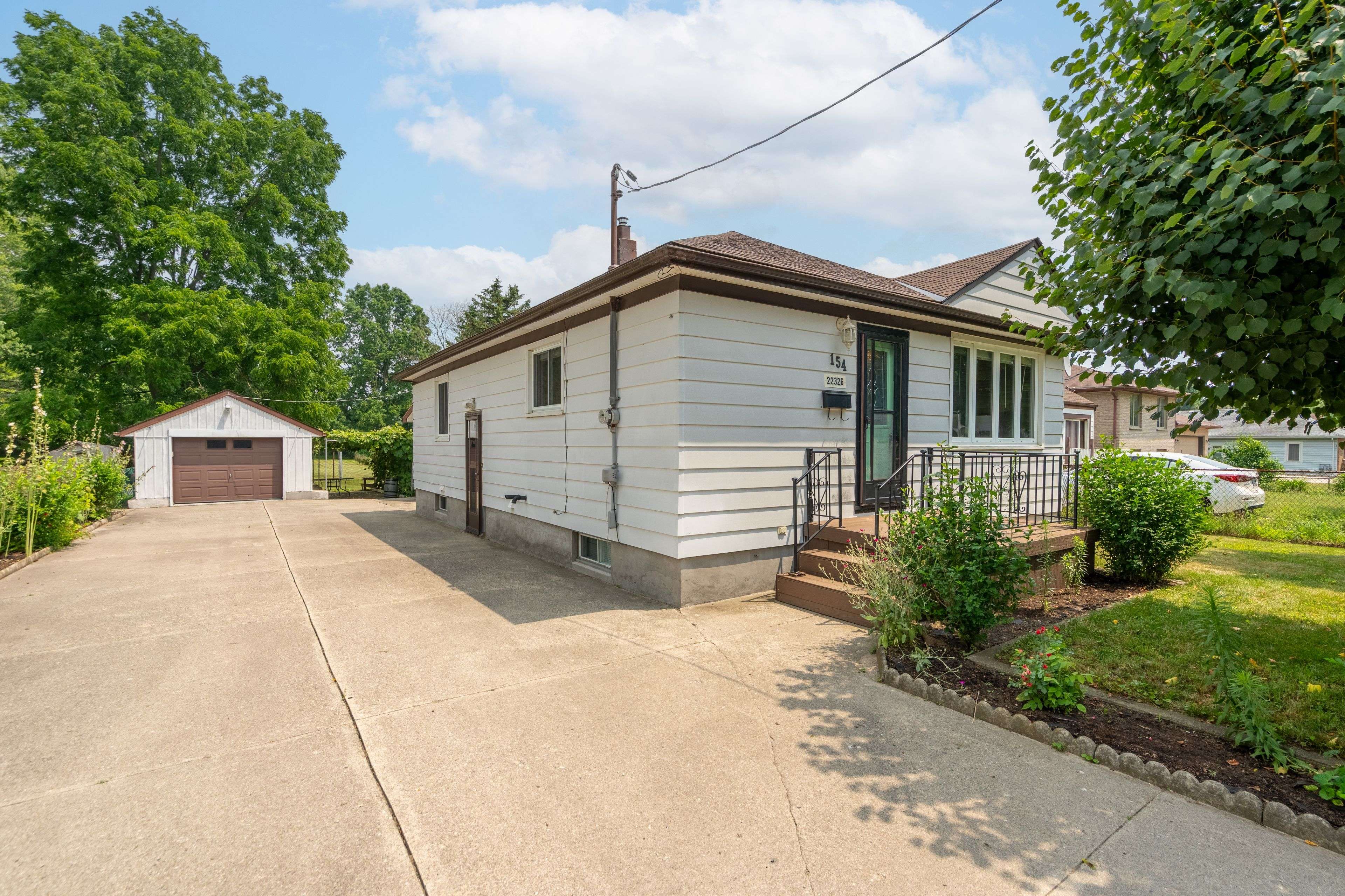 Strathroy-caradoc, ON N0L 1W0,22326 Adelaide RD