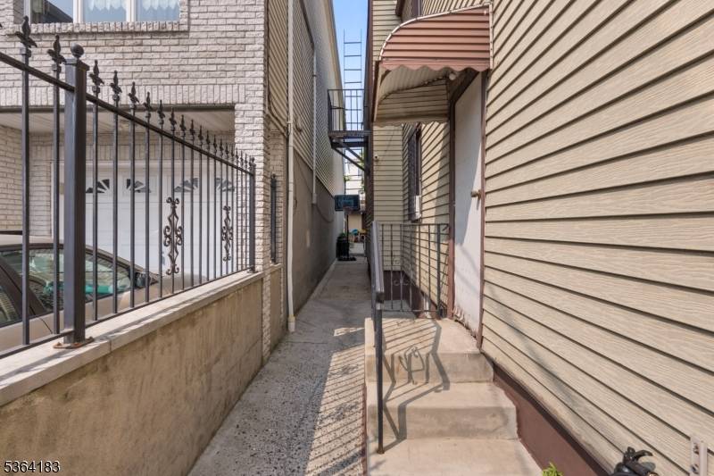 Newark City, NJ 07105,97 Saint Charles St