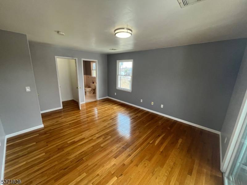 Newark City, NJ 07105,33-35 George St