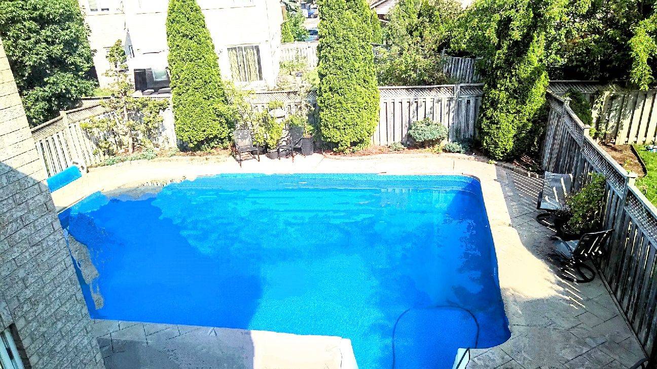 Oakville, ON L6H 6S9,527 Ravineview WAY