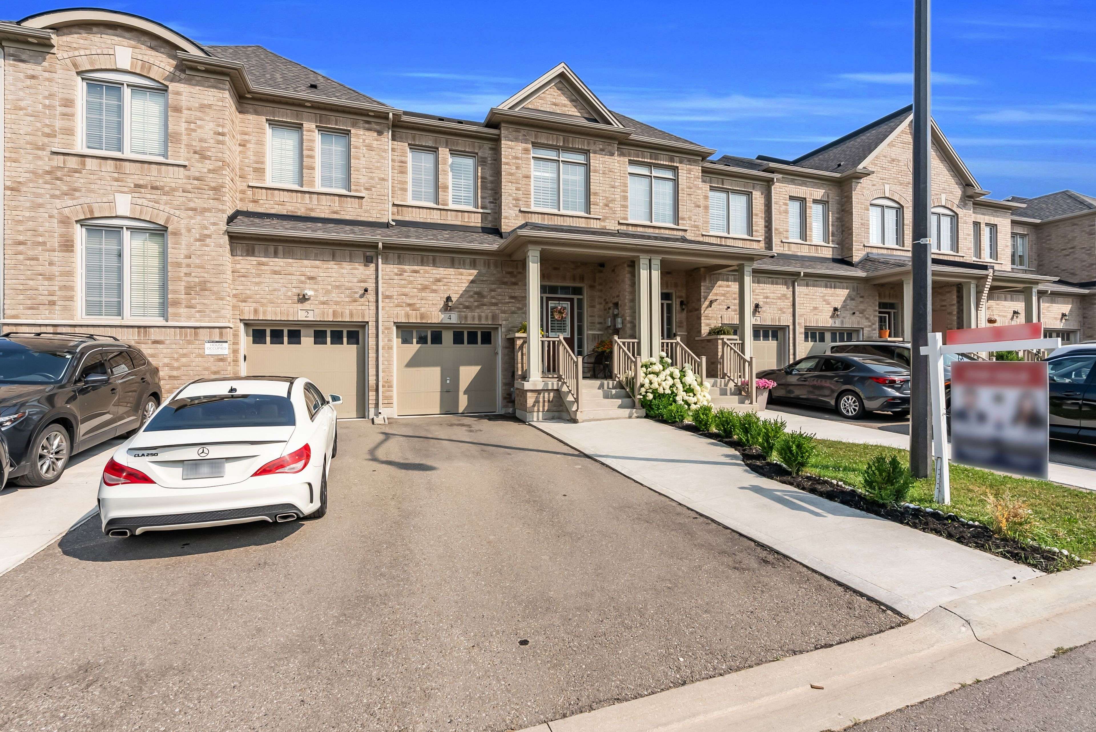 Brampton, ON L6Y 6C5,4 Temple Manor RD
