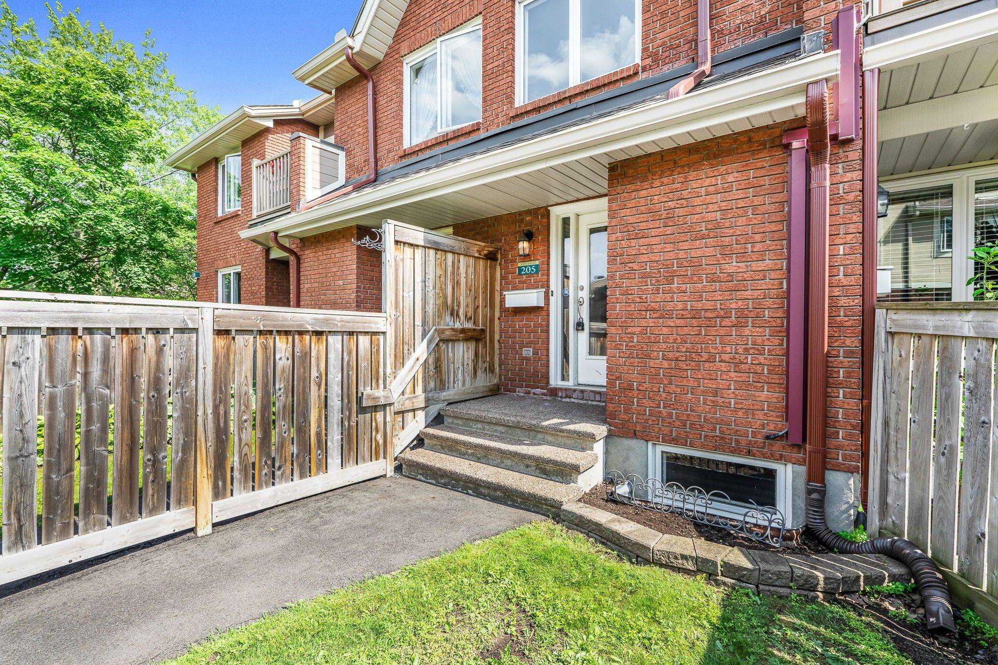Orleans - Cumberland And Area, ON K4A 2C9,520 Canteval TER #205
