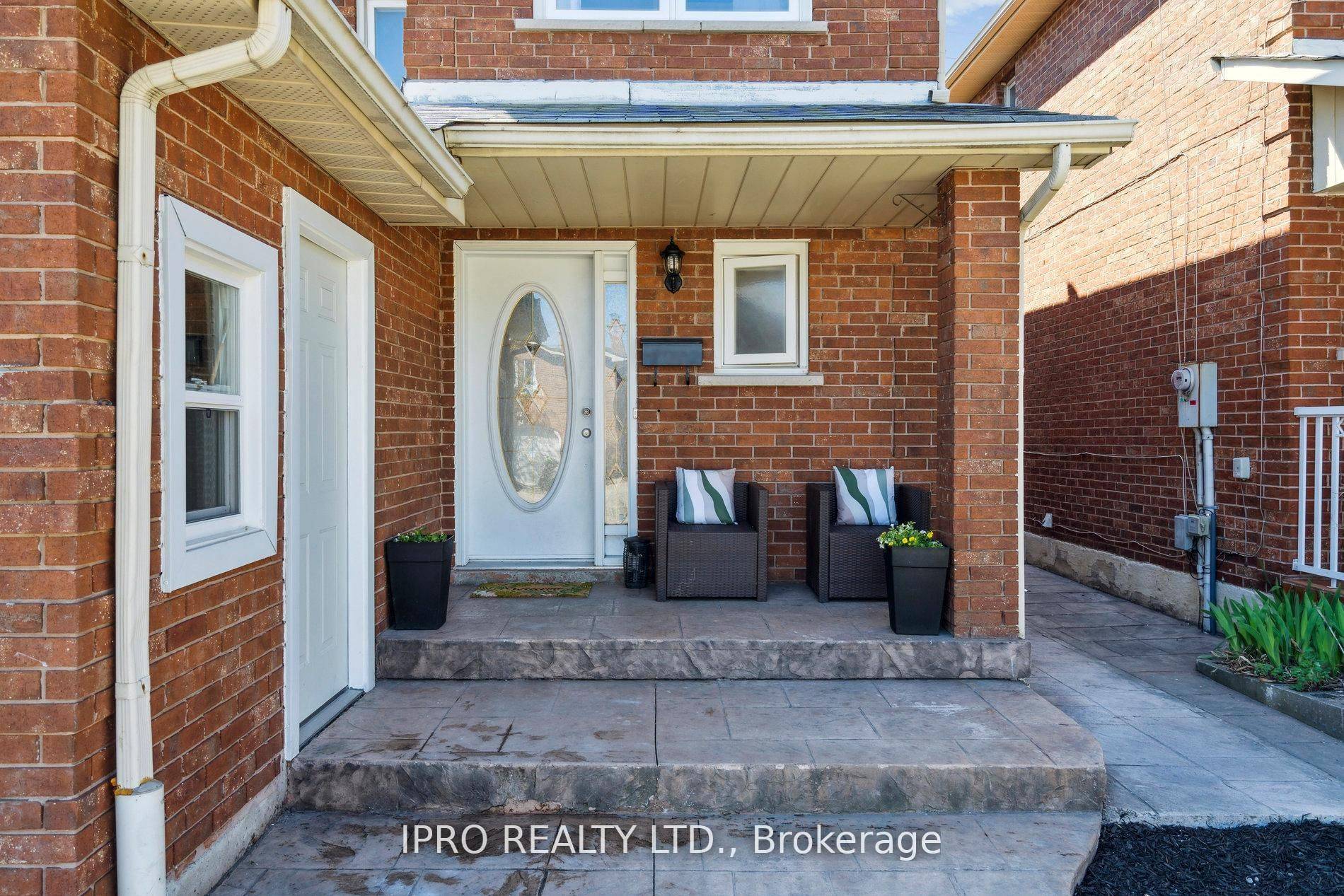 Brampton, ON L6Y 3T6,15 Fallen Oak CT