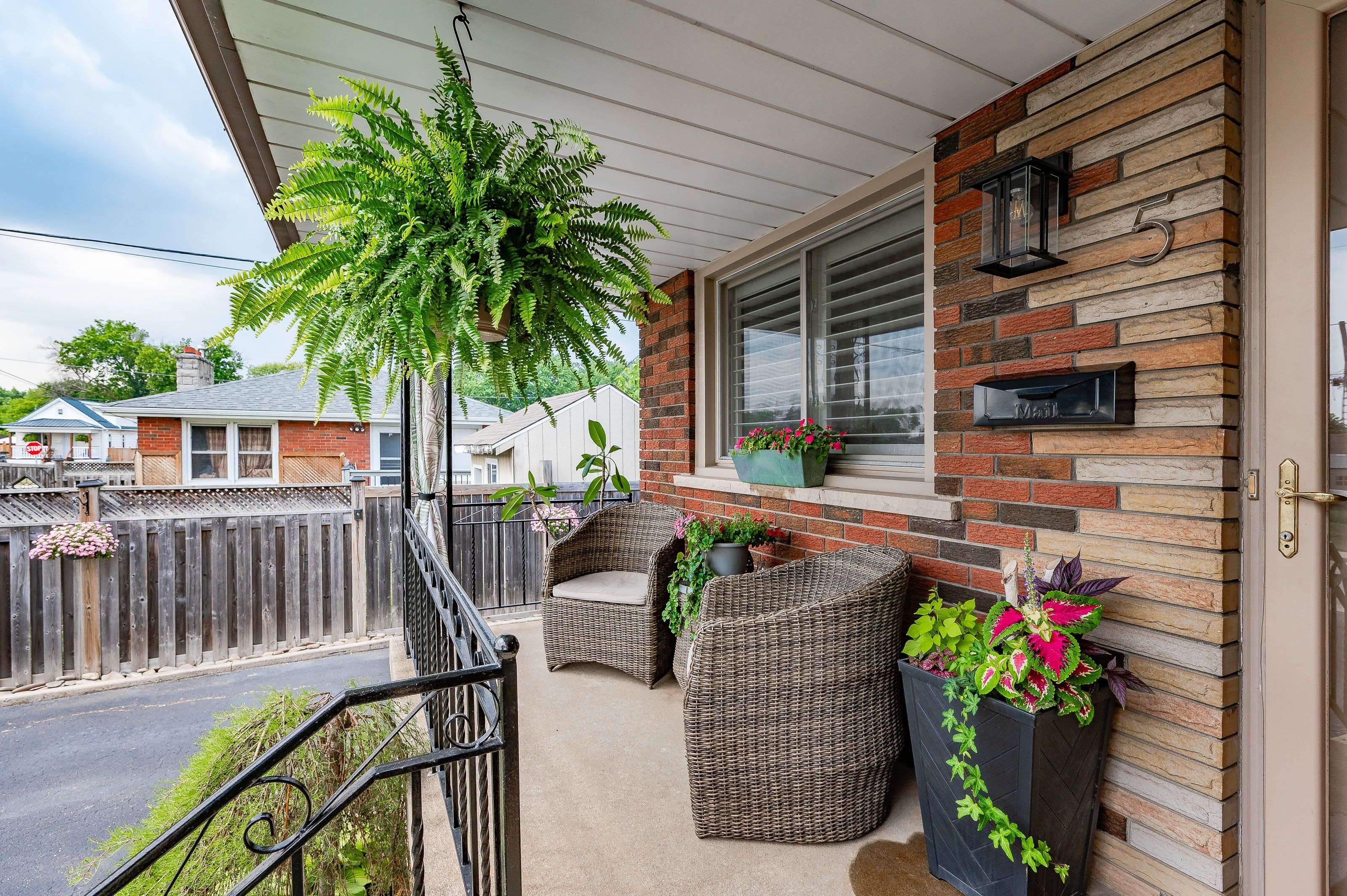 Hamilton, ON L8H 3E9,5 Embury CT