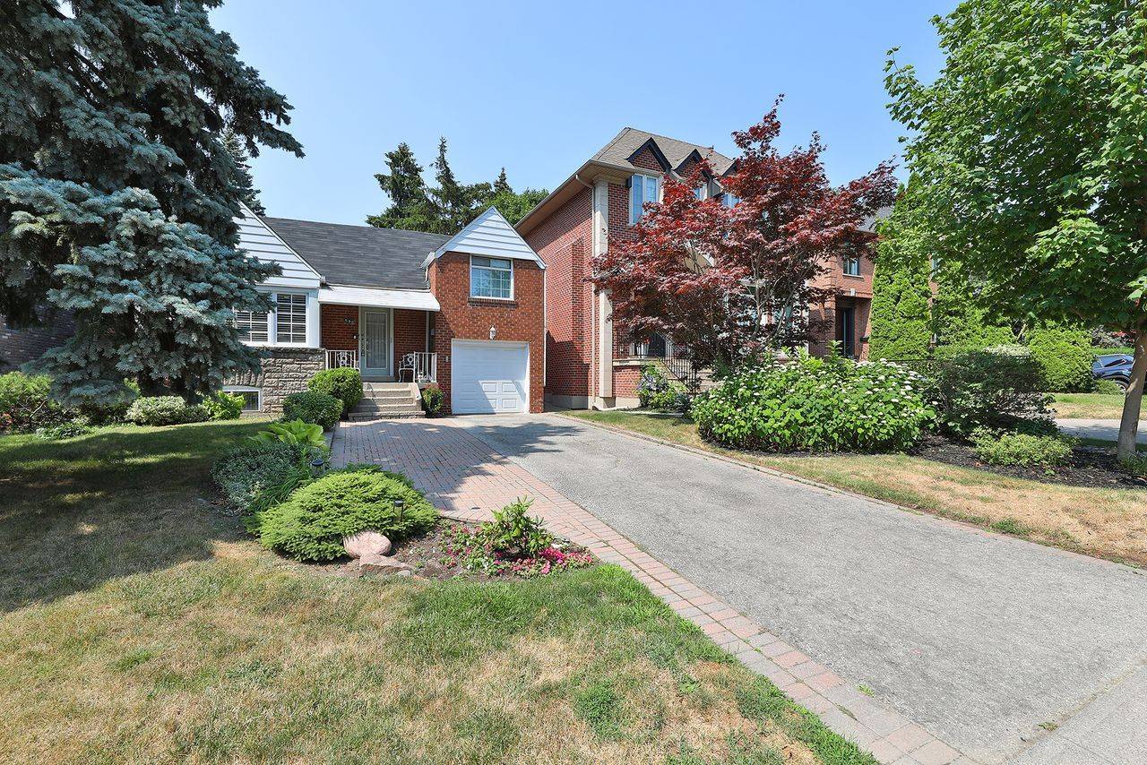 Toronto C04, ON M5N 1L8,590 Castlefield AVE