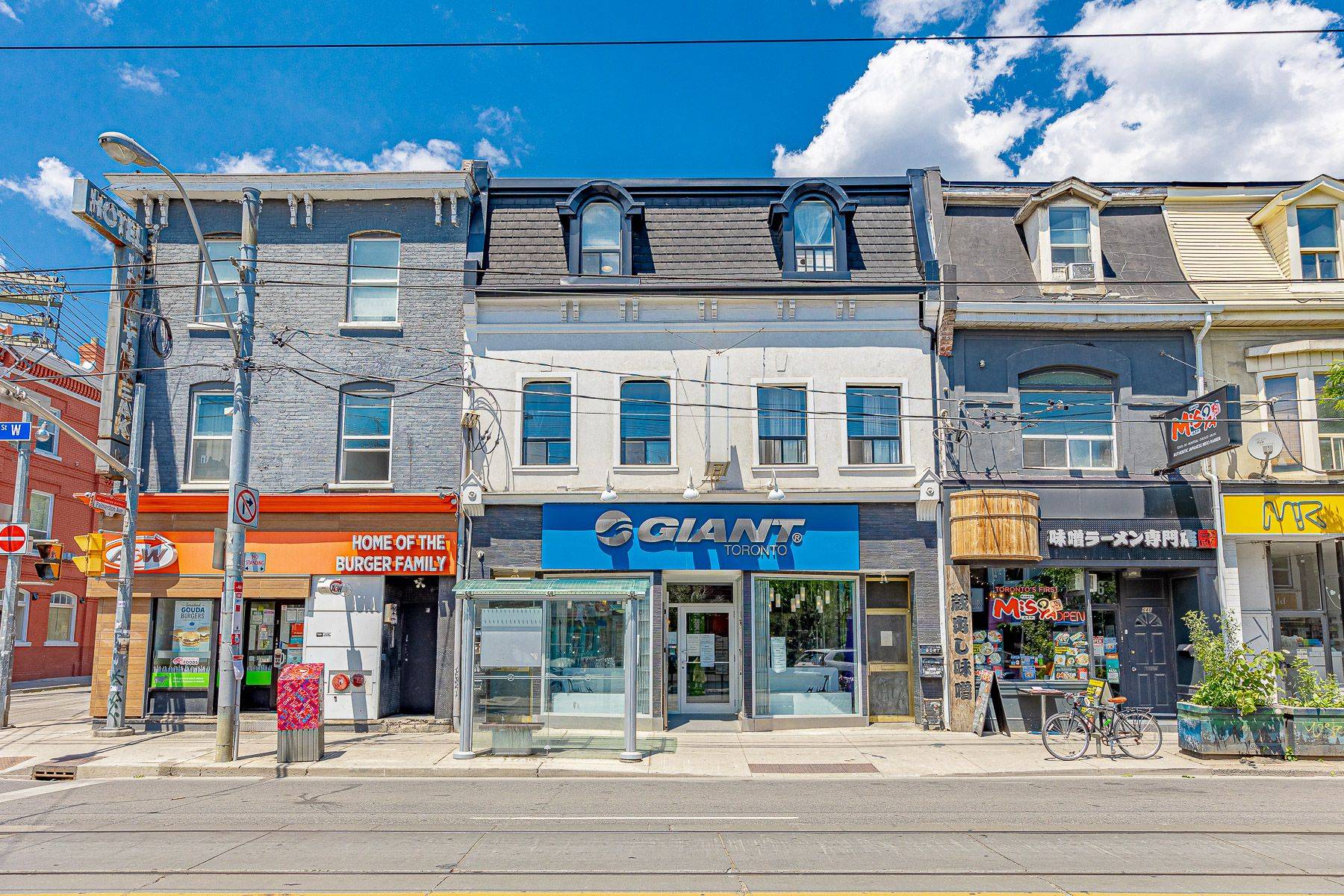 Toronto C01, ON M6J 1E4,650A Queen ST W ##2
