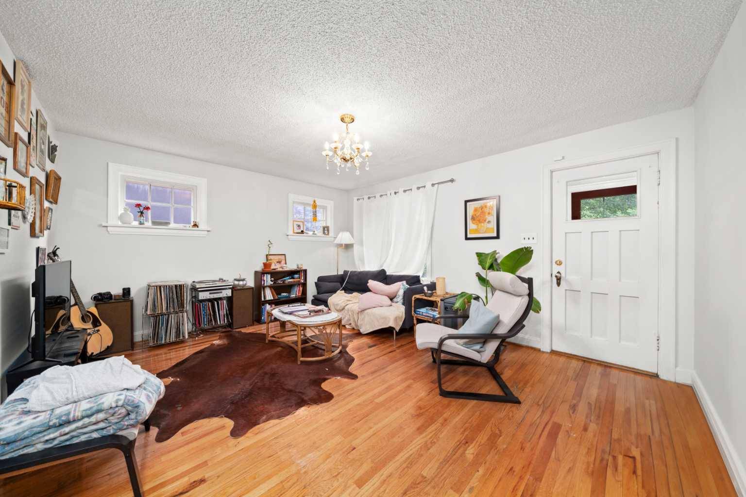 Calgary, AB T2N 1P6,715 4A ST NW