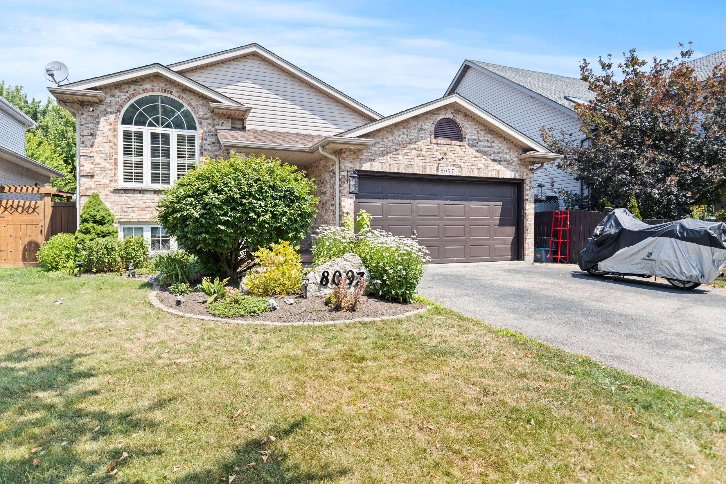 Niagara Falls, ON L2H 3G3,8097 WOODSVIEW CRES