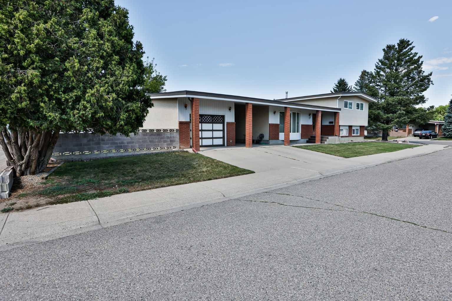 Lethbridge, AB T1H 4L7,22 Hawthorne PL N