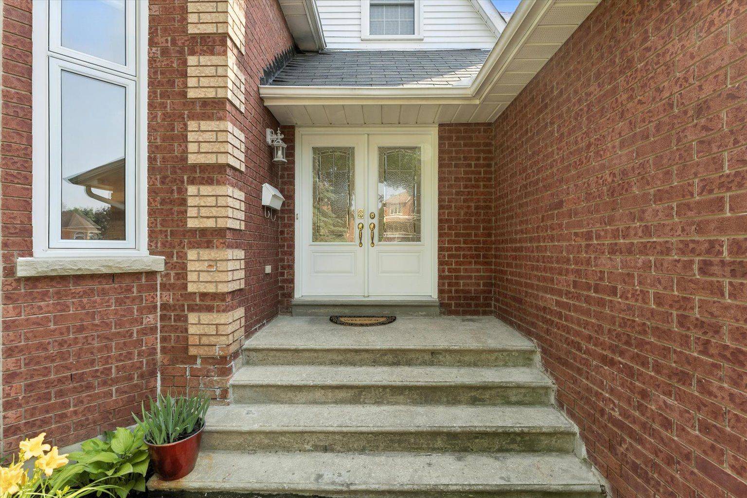 Aurora, ON L4G 6S2,62 Sisman AVE