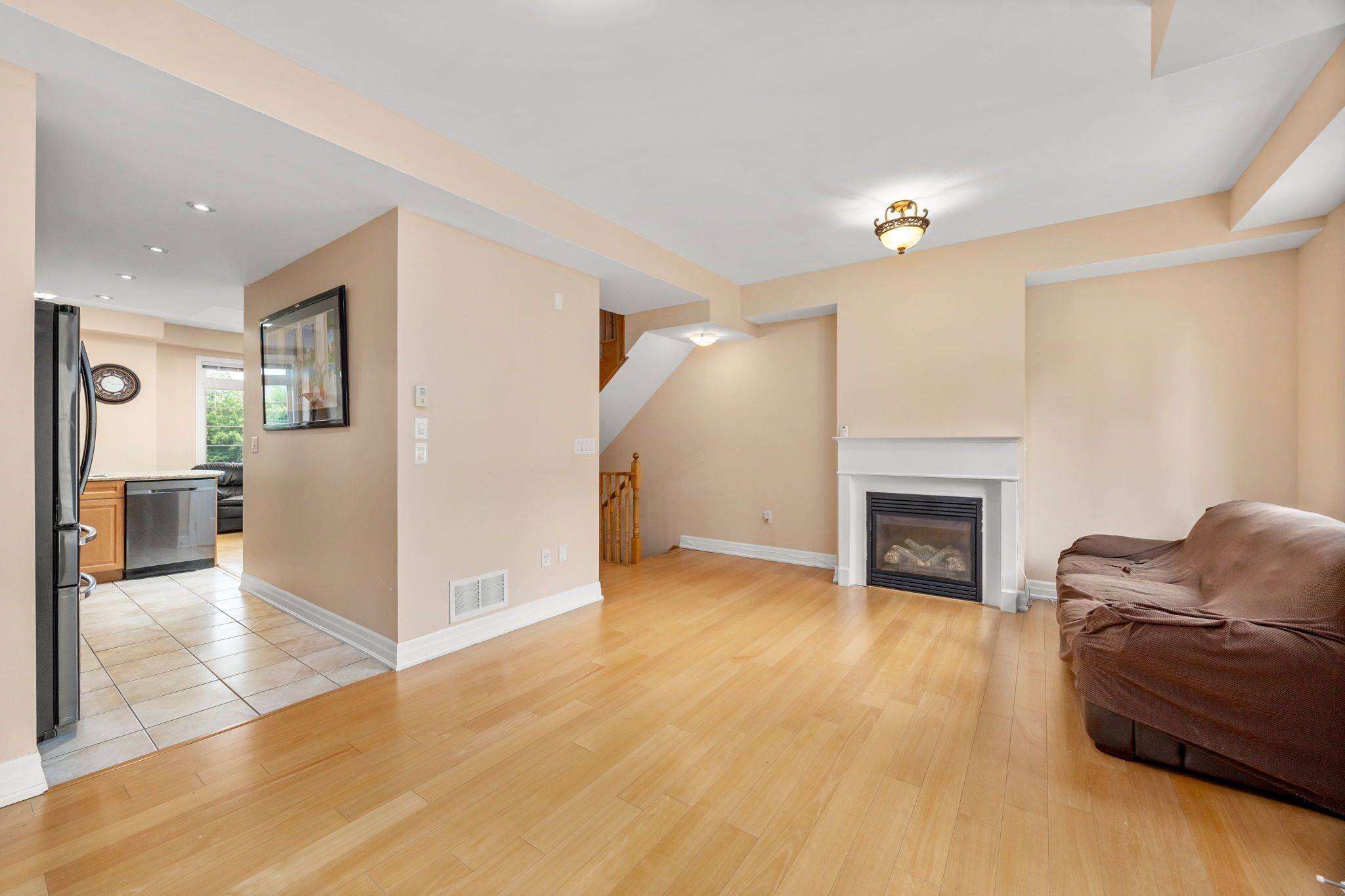 Vaughan, ON L4J 0G8,871 New Westminster DR #25