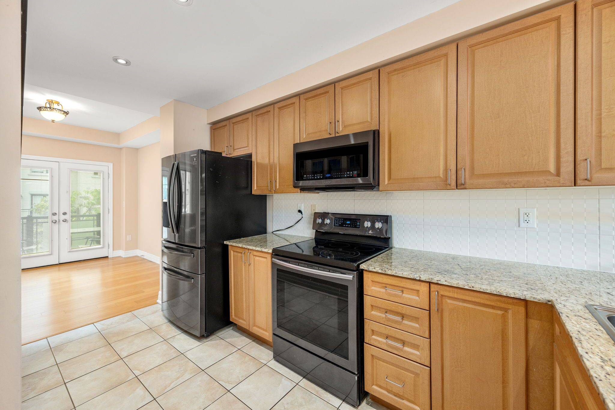 Vaughan, ON L4J 0G8,871 New Westminster DR #25