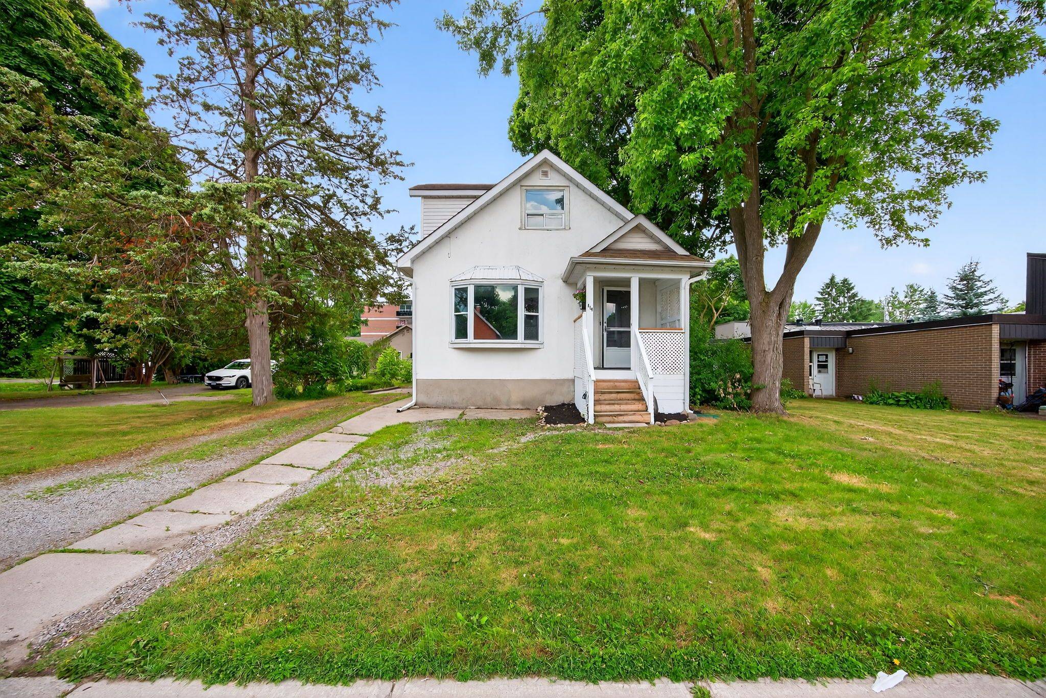 Barrie, ON L4N 2R8,114 Burton AVE