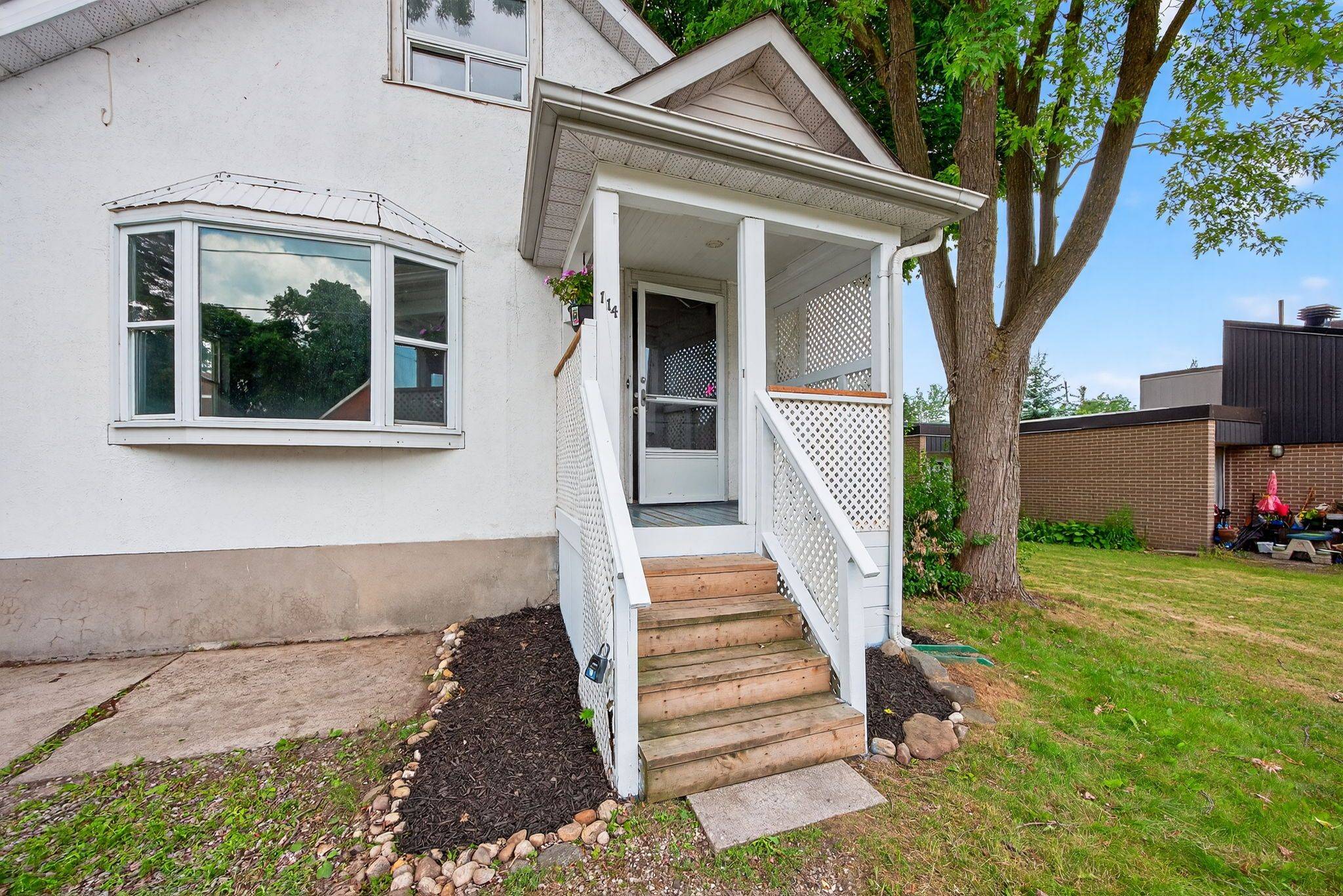 Barrie, ON L4N 2R8,114 Burton AVE