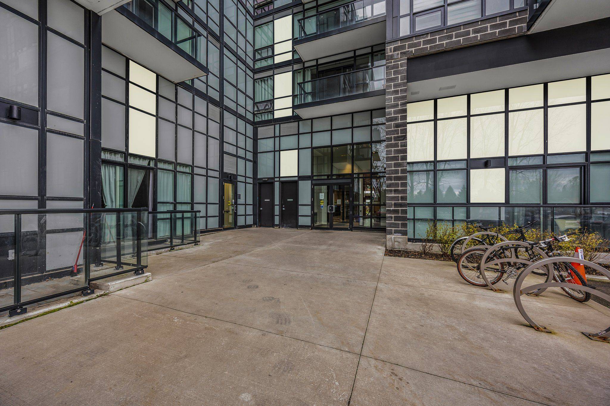 Barrie, ON L4N 4E8,681 Yonge ST S #211