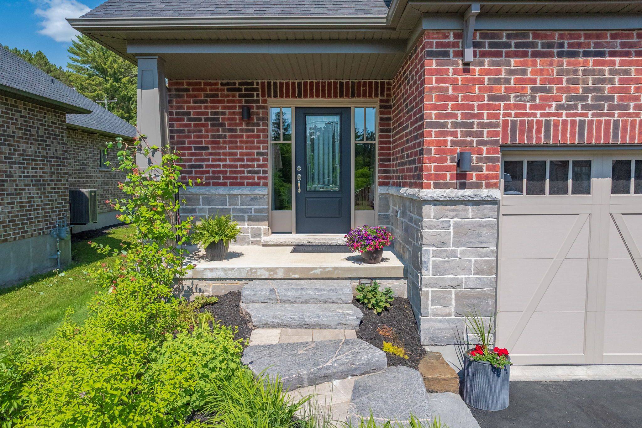 Huntsville, ON P1H 0C6,76 Selkirk DR