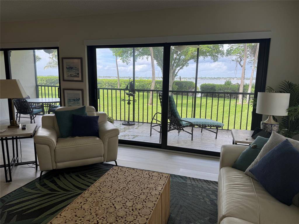 Stuart, FL 34996,218 NE Edgewater Dr #218