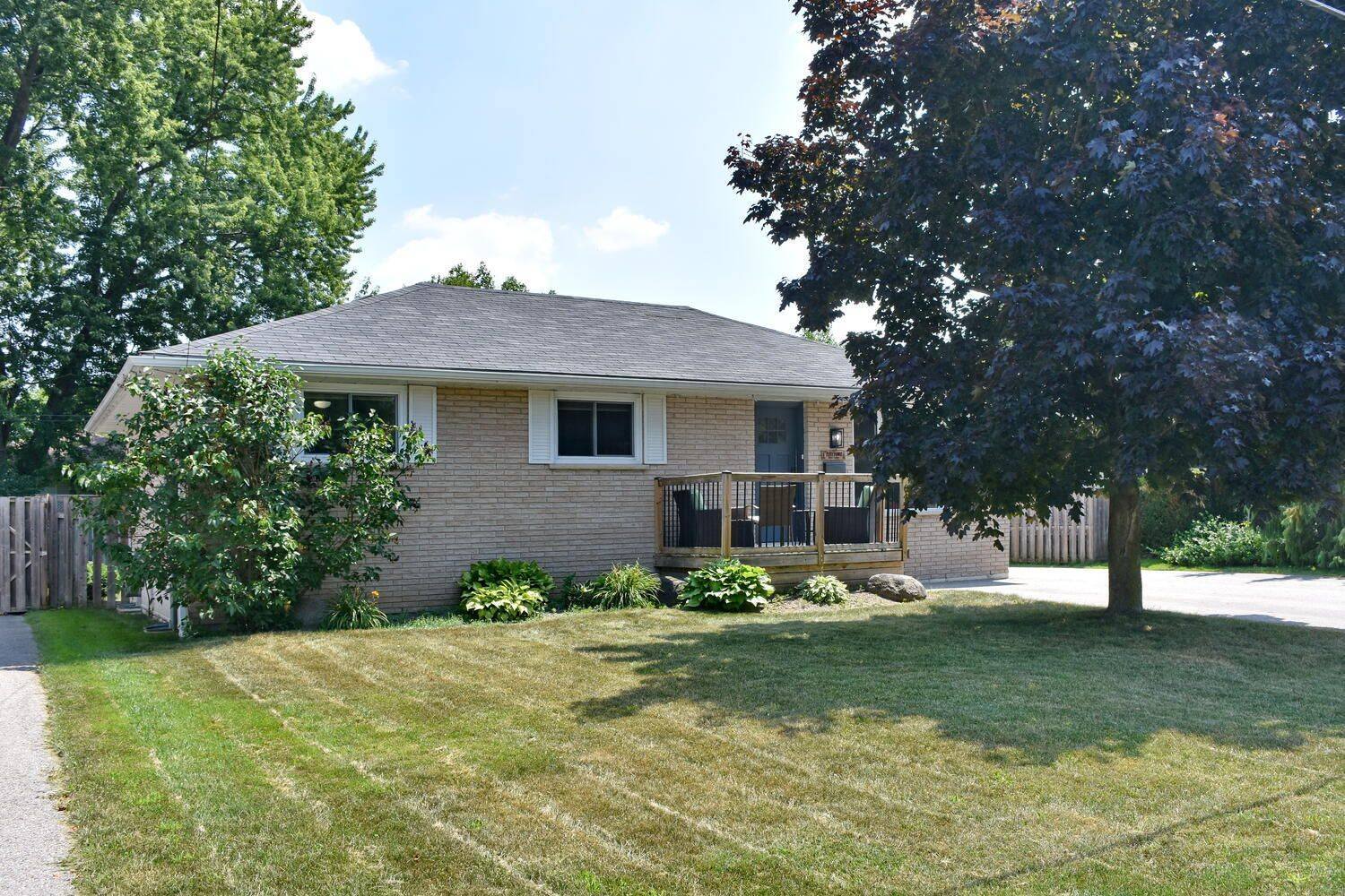 Collingwood, ON L9Y 2Z7,647 Oak ST