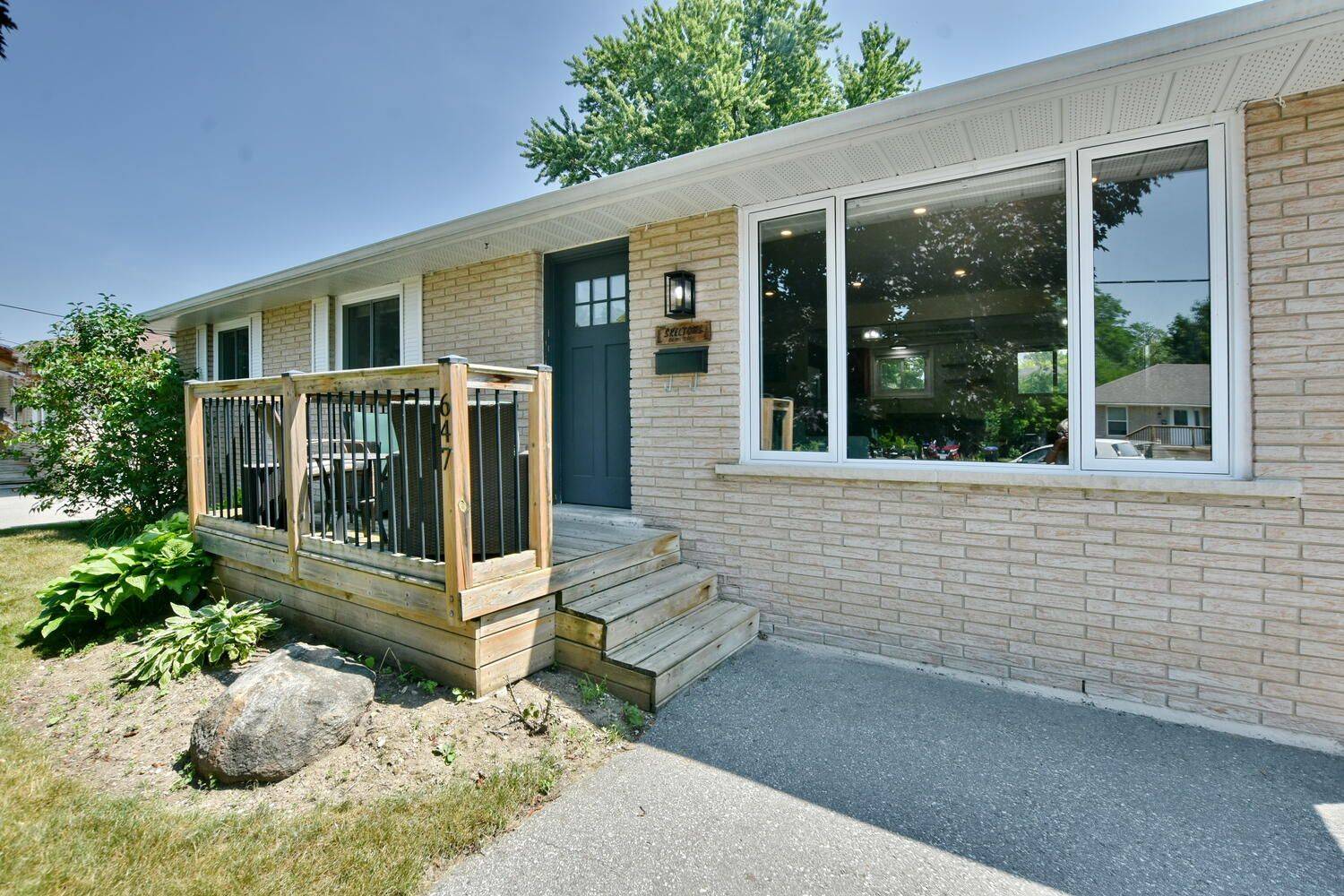 Collingwood, ON L9Y 2Z7,647 Oak ST