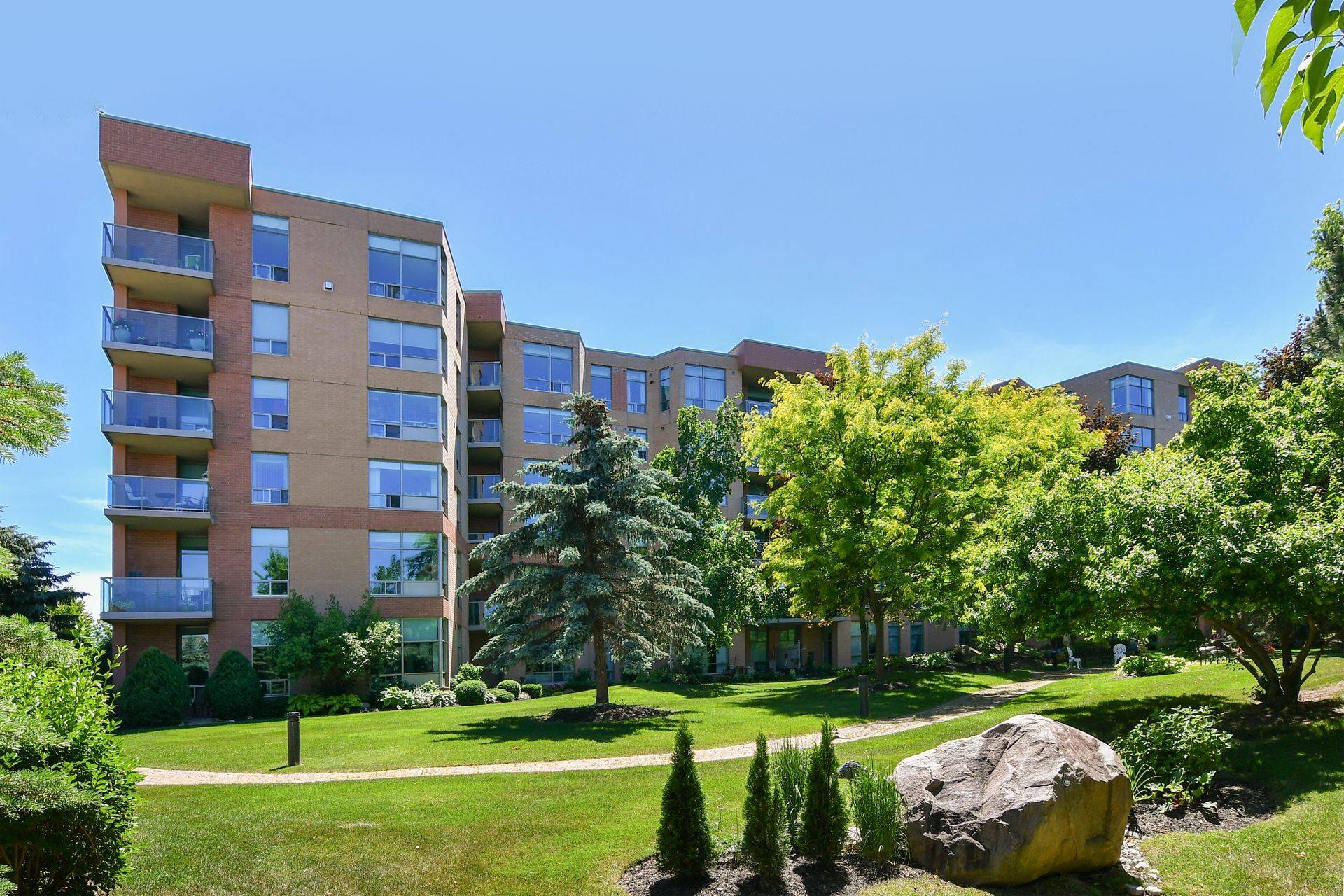 New Tecumseth, ON L9R 1Z7,4 Briar Hill HTS #508