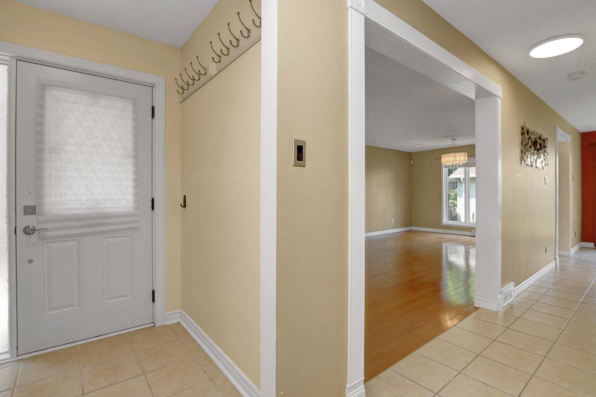 Barrhaven, ON K2J 3G1,12 PICKWICK DR
