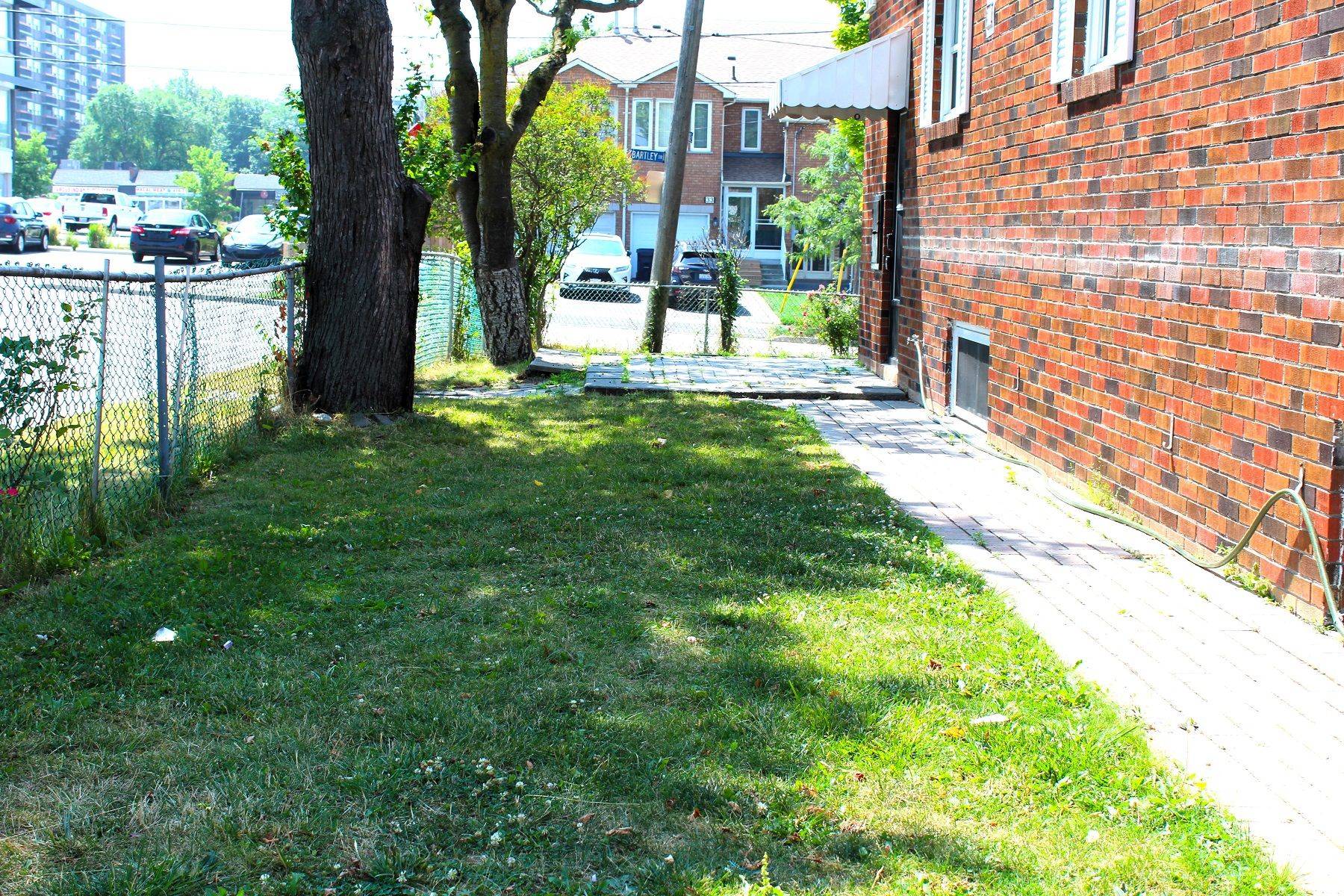 Toronto C13, ON M4A 1B9,36 Bartley (Main Level) DR