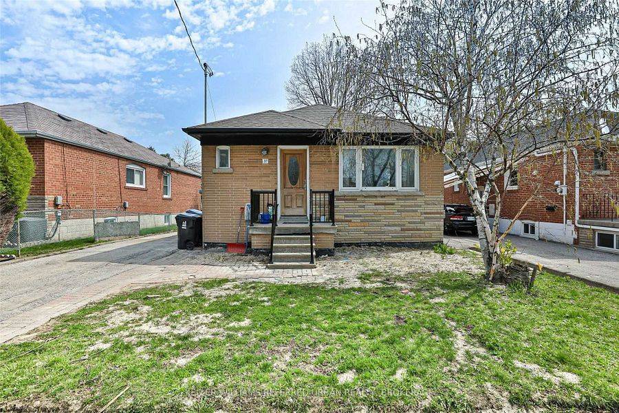 Toronto E04, ON M1P 1C2,31 Flintridge RD #Upper