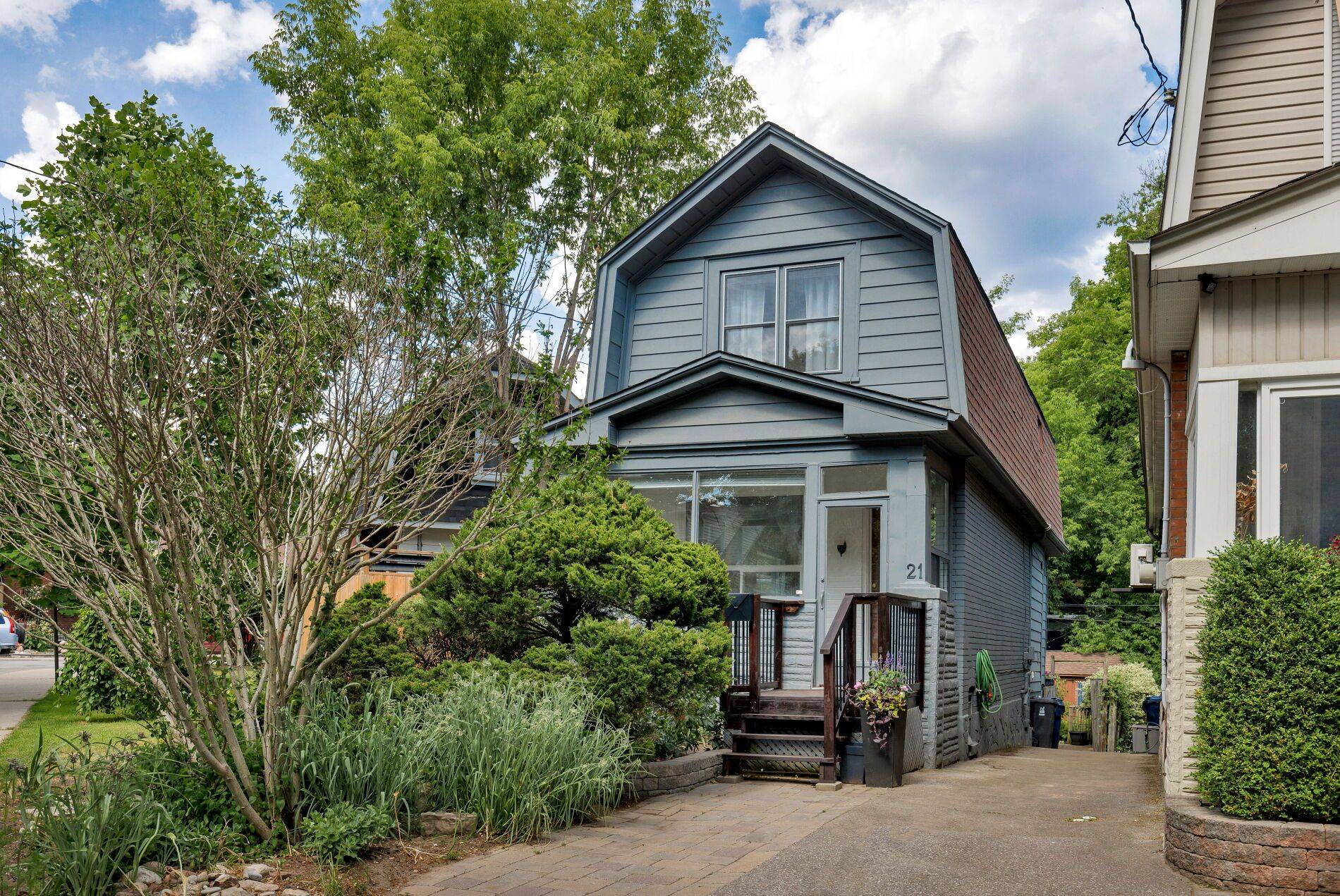 Toronto E02, ON M4C 3V7,21 West Lynn AVE