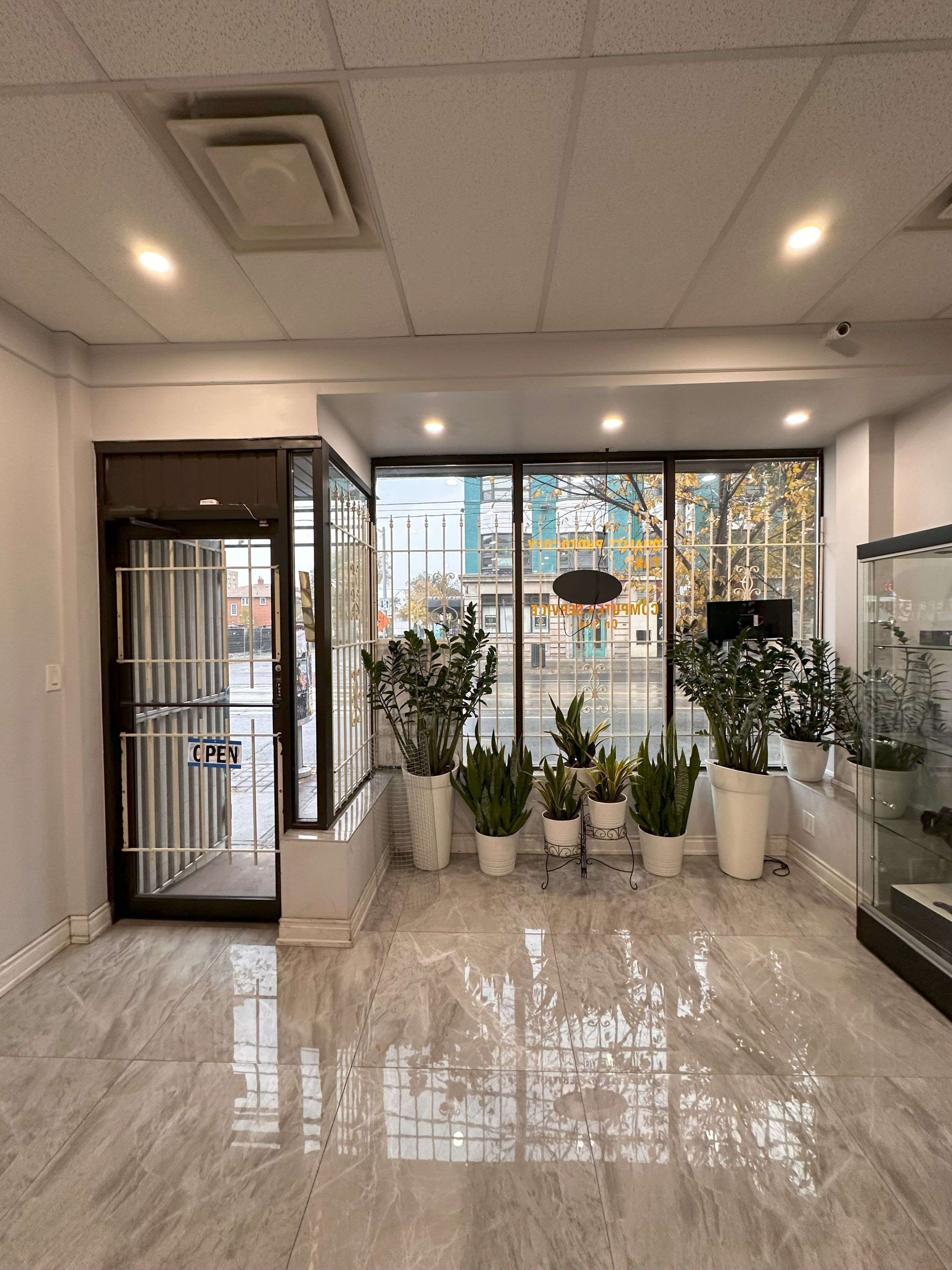 Toronto W01, ON M6K 1M2,1452 Queen ST W