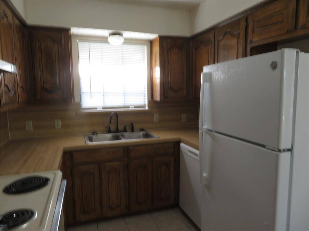 Desoto, TX 75115,437 Warbler Drive
