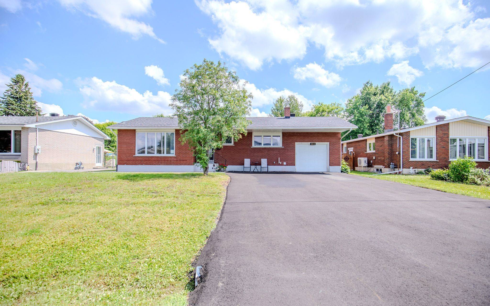 Orleans - Cumberland And Area, ON K1E 1B5,882 Balsam DR