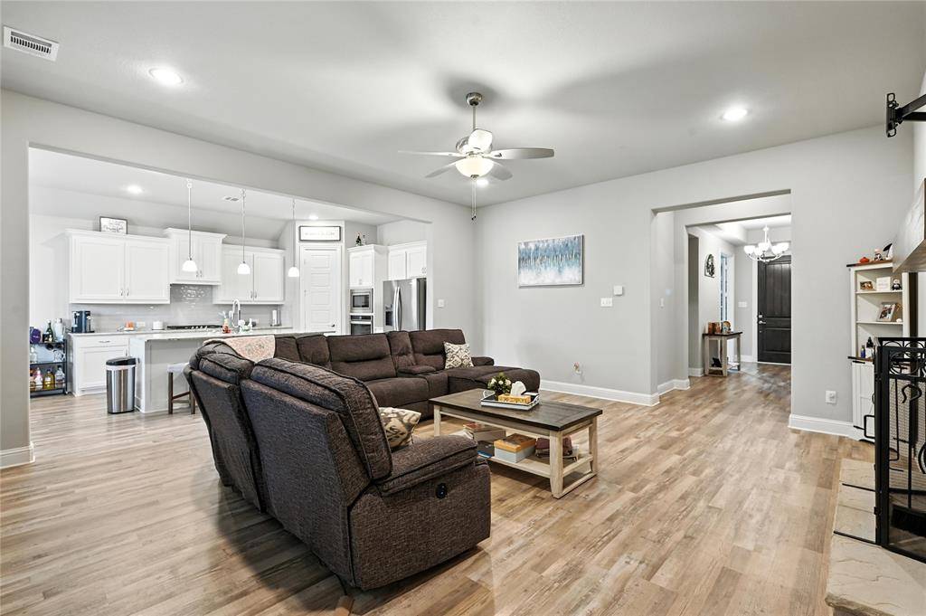 Burleson, TX 76028,2772 Lisa Maria Street