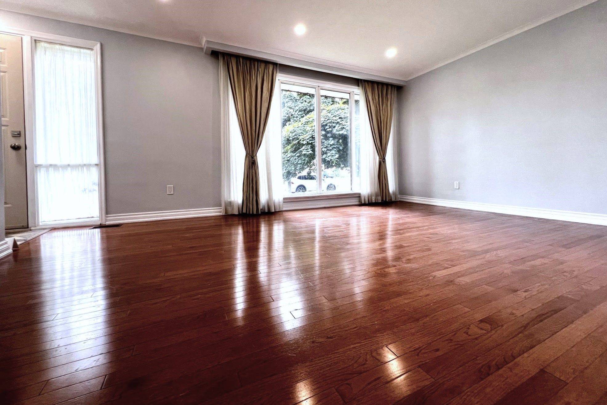 Richmond Hill, ON L4C 1R4,311 Boisdale AVE #Main Floor