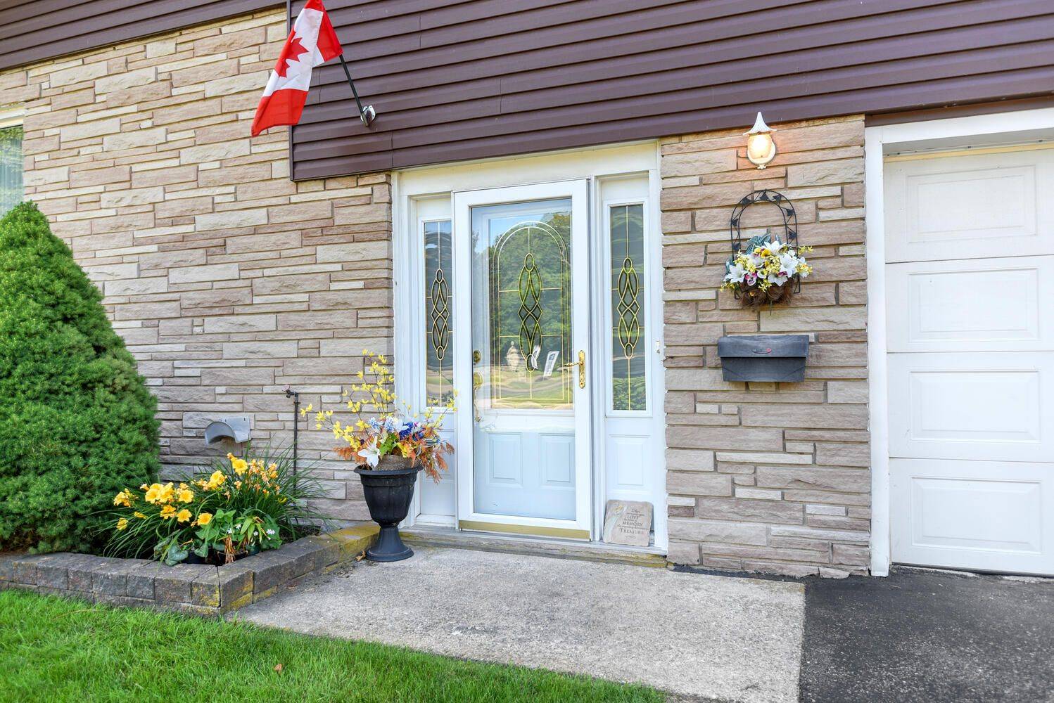 Brockville, ON K6V 2Z2,2 Woodlawn PL