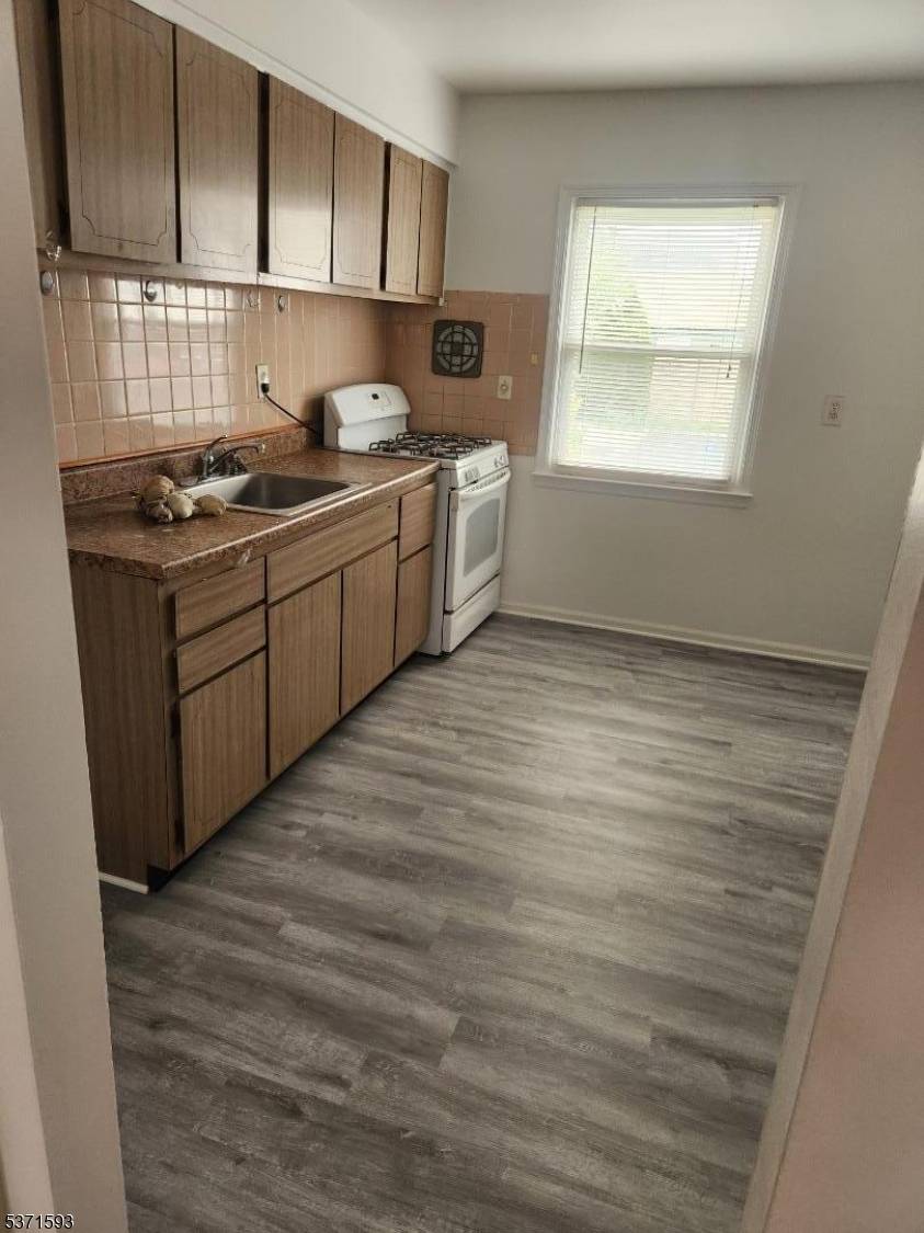 Elizabeth City, NJ 07202,824 Bayway Ave #1a