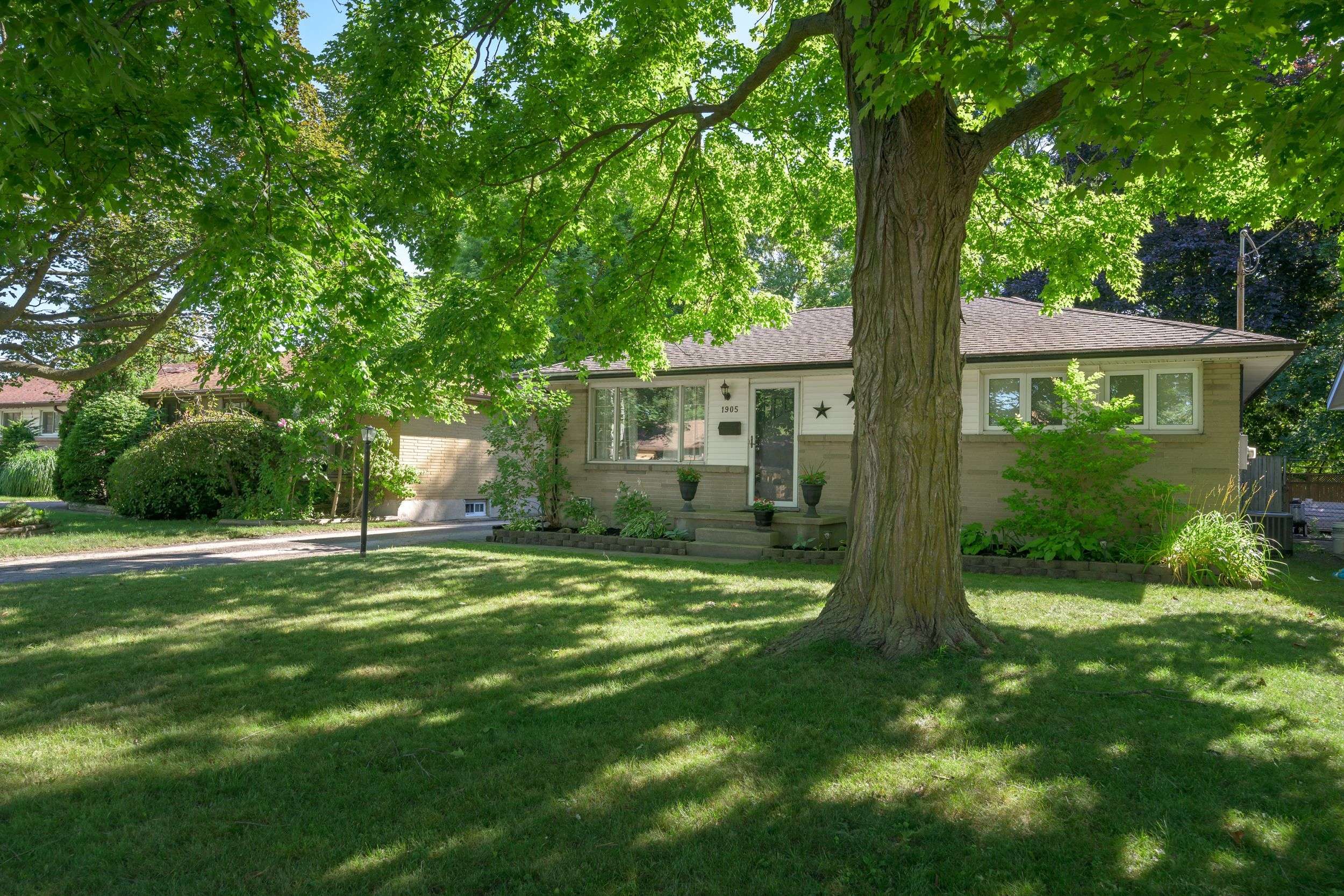 London East, ON N5V 1H5,1905 Crystal CRES