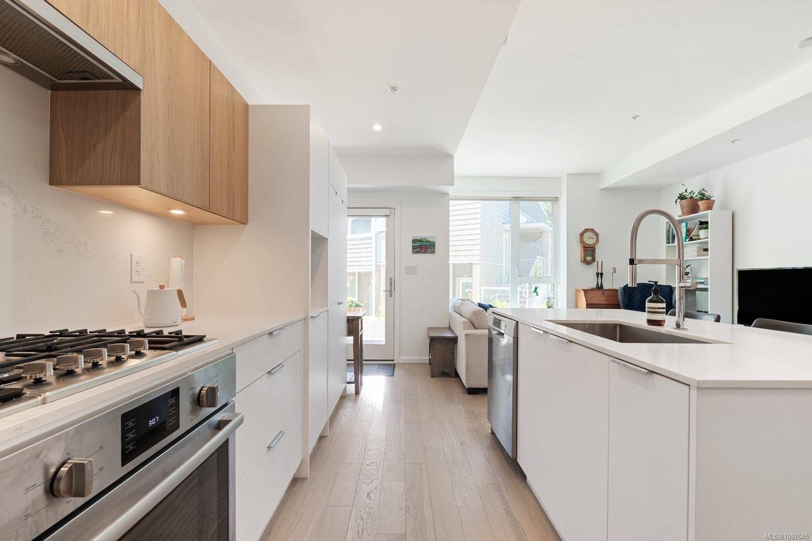 Victoria, BC V8S 1G3,1720 Fairfield Rd #103
