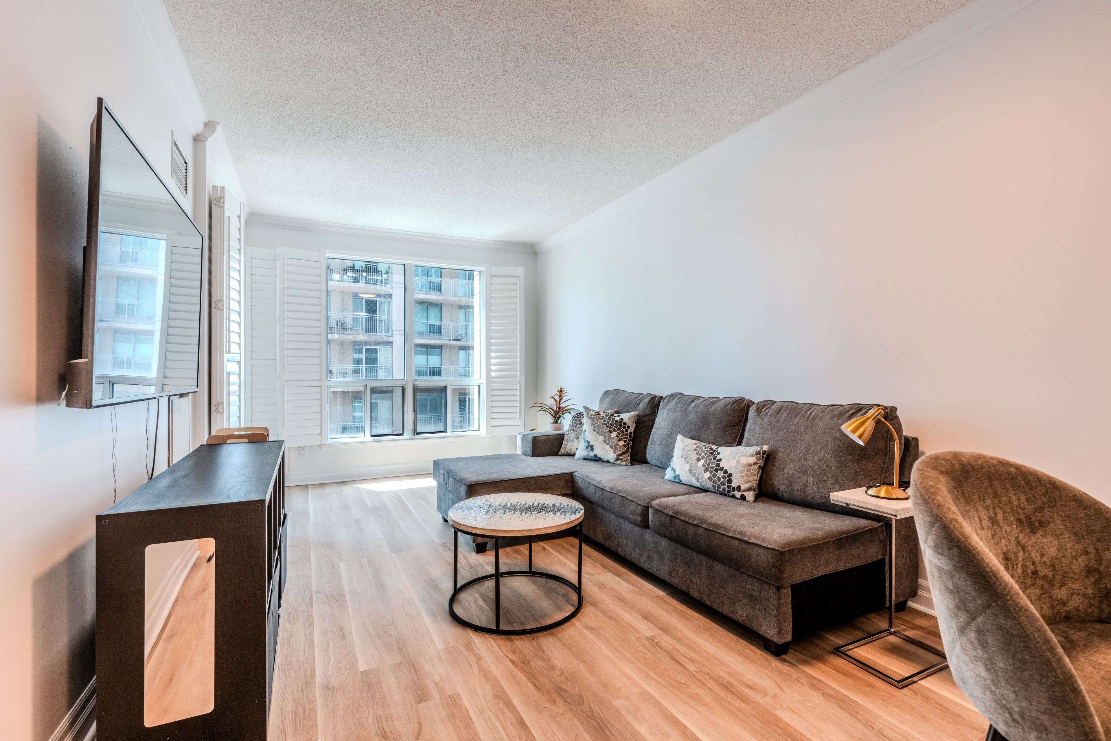 Toronto W06, ON M8V 4G3,2087 Lake Shore BLVD W #706