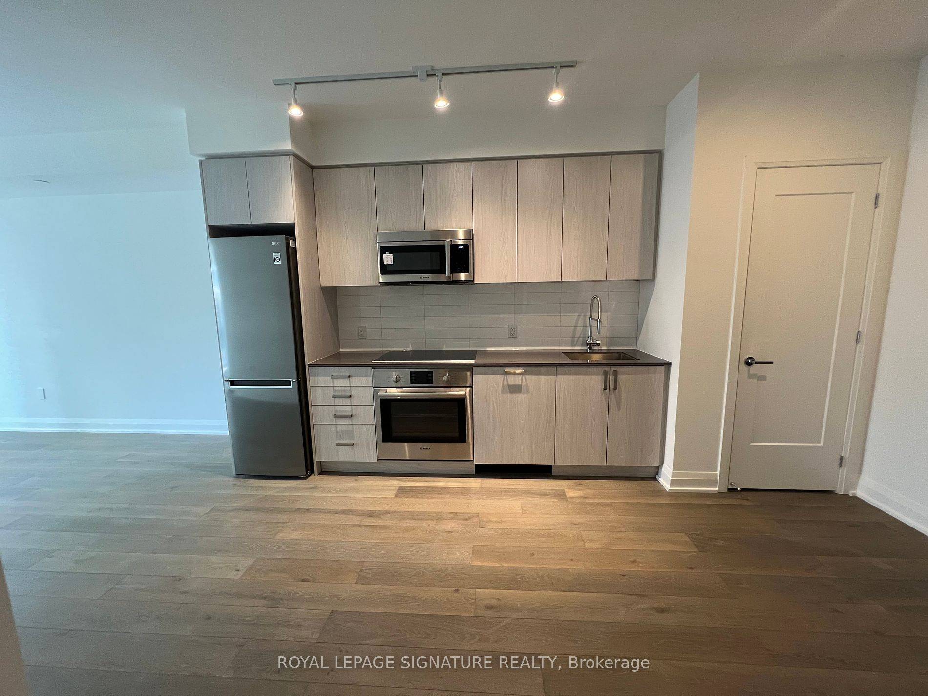Toronto W08, ON M9A 3A9,293 The Kingsway AVE #213