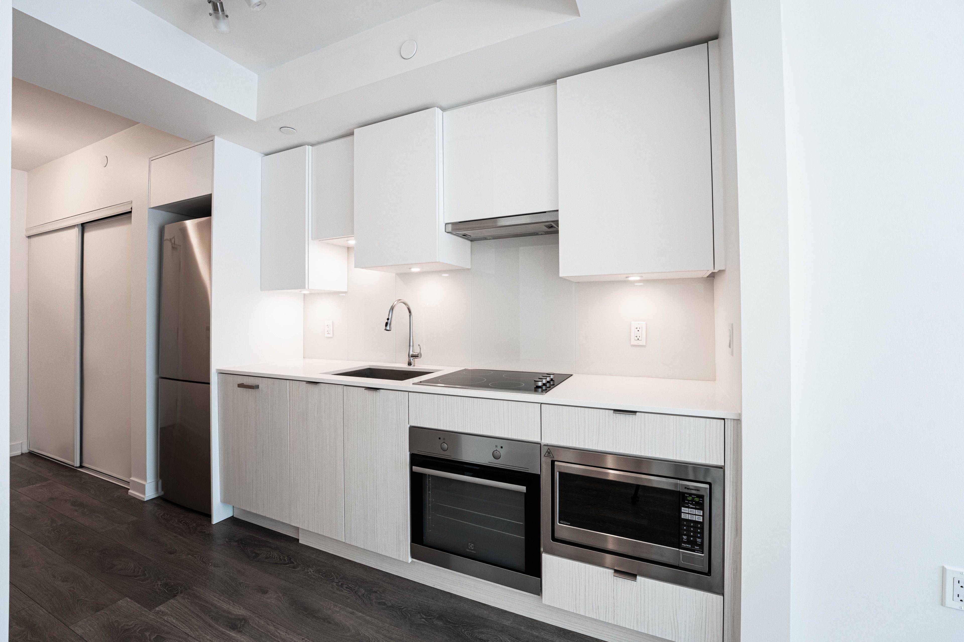 Toronto C10, ON M4P 0E3,99 Broadway AVE #3606