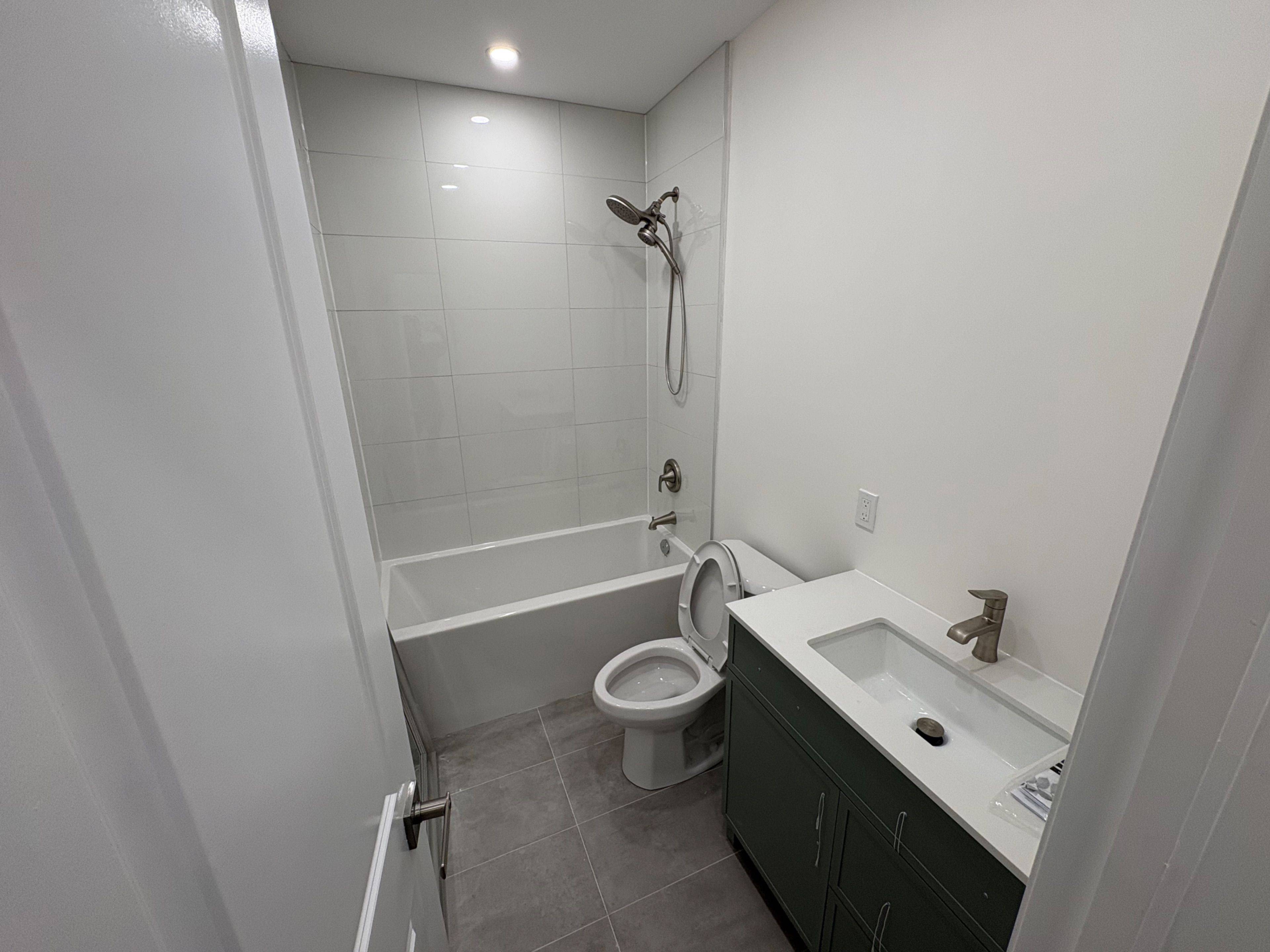 Toronto E01, ON M4J 1L2,673 Danforth AVE #2B