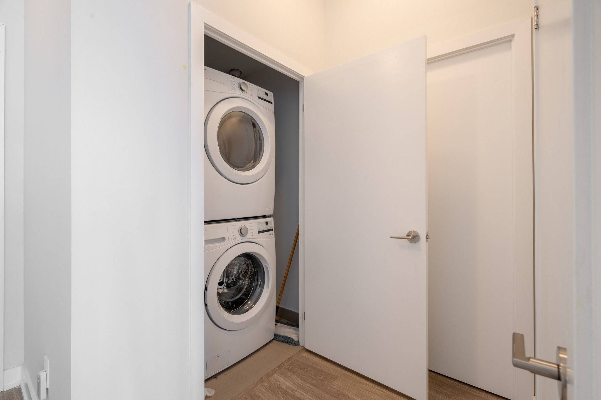 Mississauga, ON L5B 3M8,4130 Parkside Village DR #416