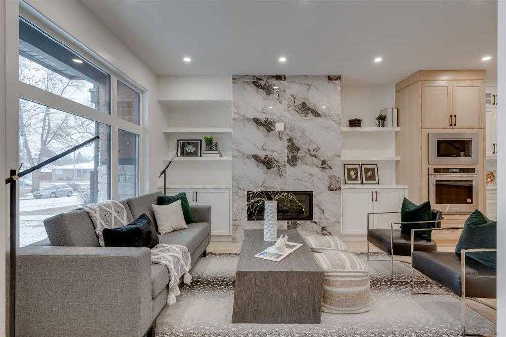Calgary, AB T3E 2Y5,2812 35 ST SW