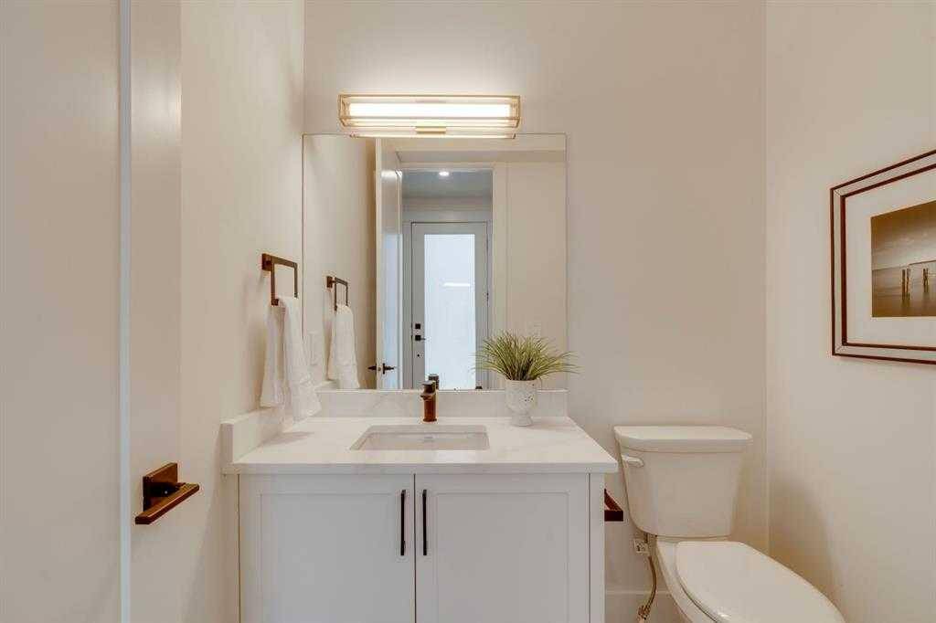 Calgary, AB T3E 2Y5,2812 35 ST SW