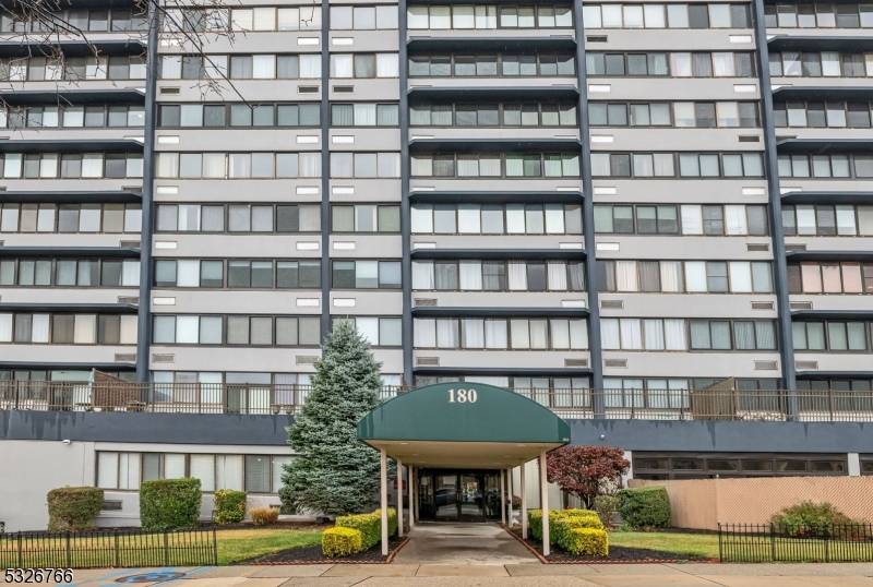 Passaic City, NJ 07055,170-202 Lafayette Ave #10 i