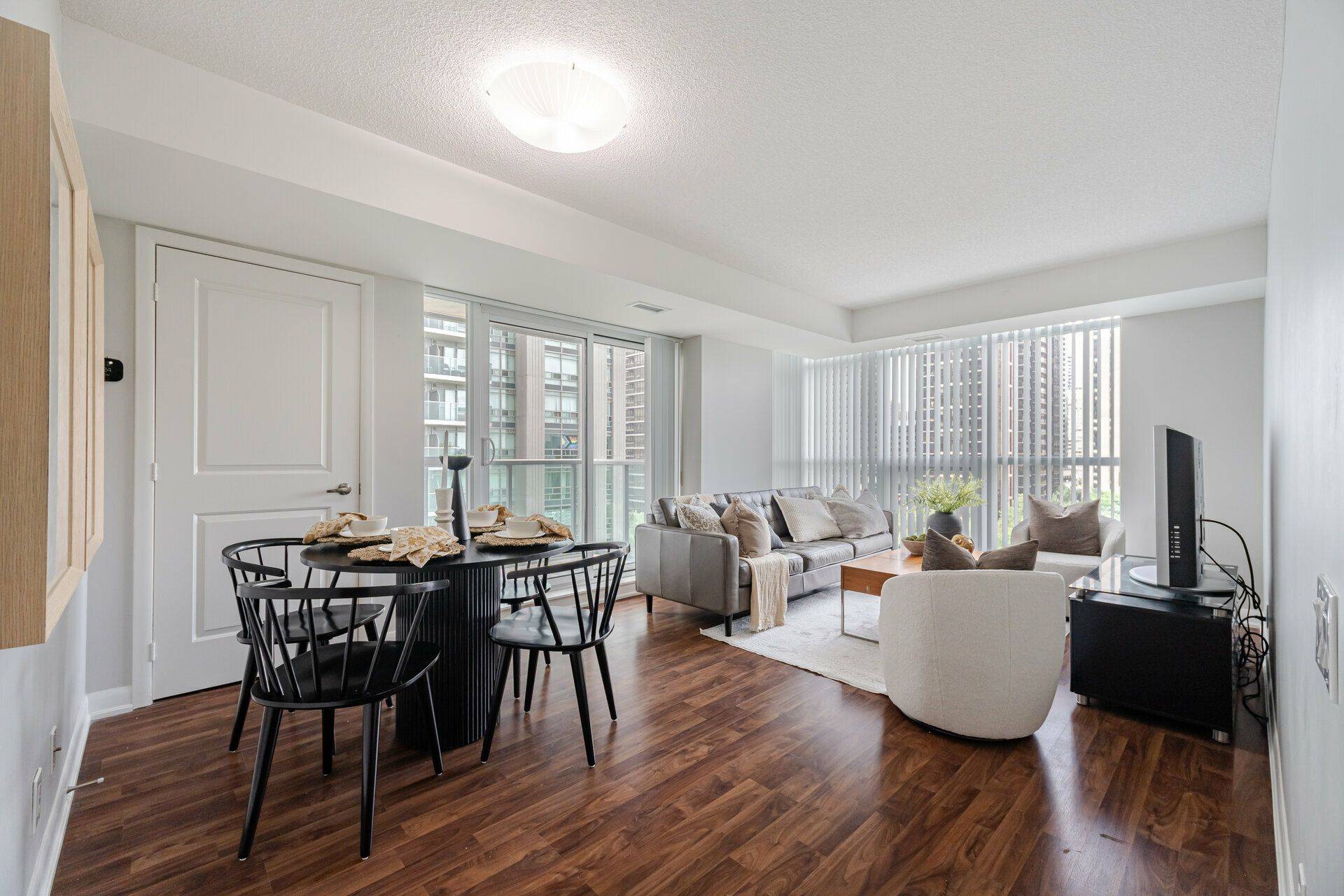 Toronto C14, ON M2N 2W7,17 Anndale DR #906