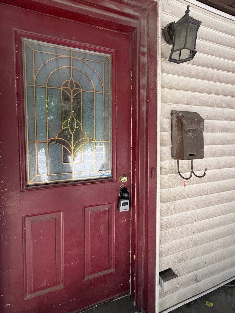 Hamilton, ON L8L 4H1,214 Burlington ST E