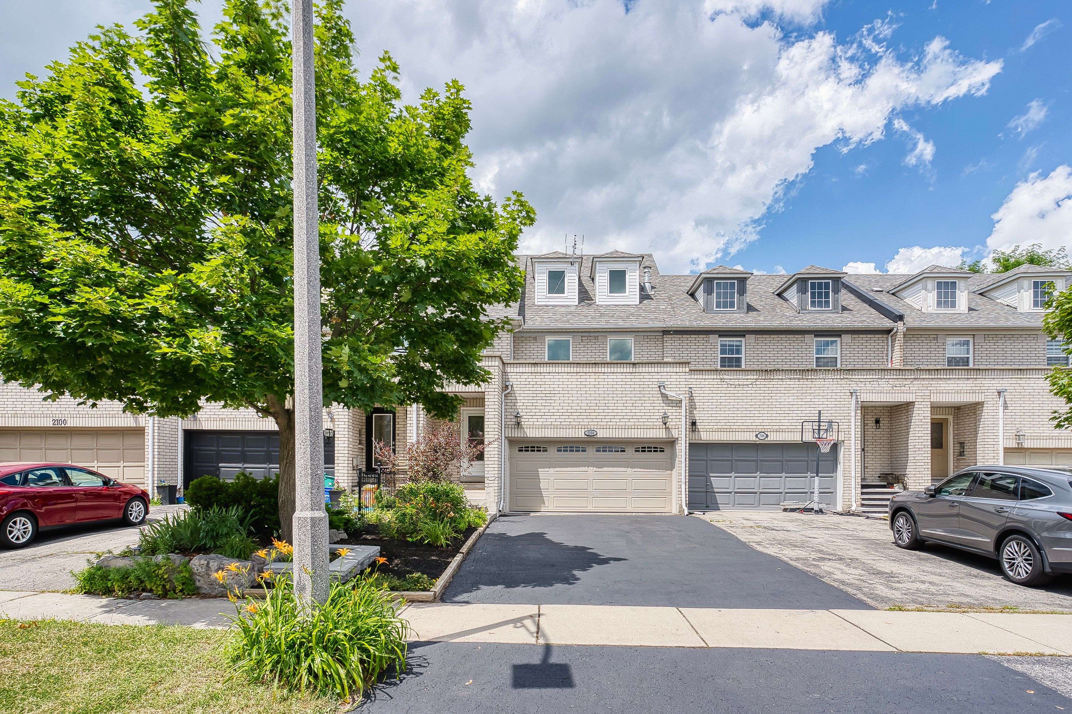 Oakville, ON L6M 3R6,2104 White Dove CIR
