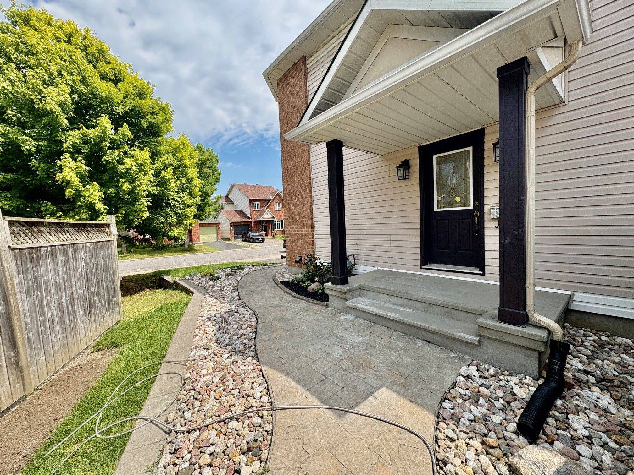 Barrhaven, ON K2G 6X3,52 Collington ST